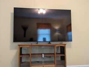 Interior - Bright and Fun Bungalow Prefect for your Bloomington Stay (Bloomington)