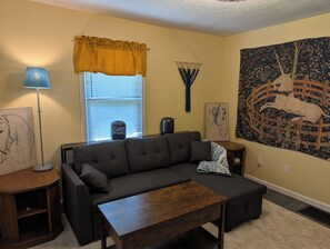 Living area - Bright and Fun Bungalow Prefect for your Bloomington Stay (Bloomington)