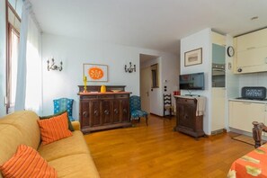 TV - GuestHost -Sunny Dorsoduro Apartment (Venice)
