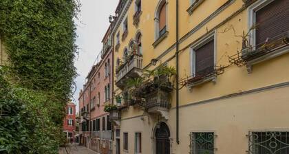 GuestHost -Sunny Dorsoduro Apartment