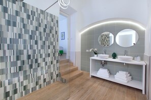 Haartrockner, Handtücher, Seife, Toilettenpapier