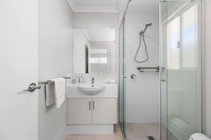 Towels - Pristine Modern Living in Alkimos (Alkimos)