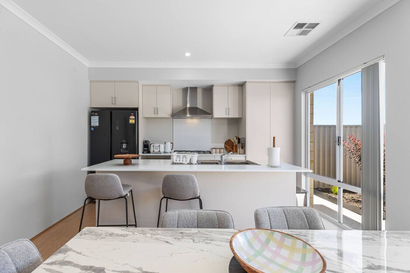 Jääkaappi, mikroaaltouuni, uuni, liesi