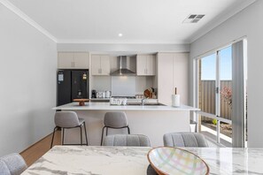 Kylskåp, mikrovågsugn, ugn och spishäll