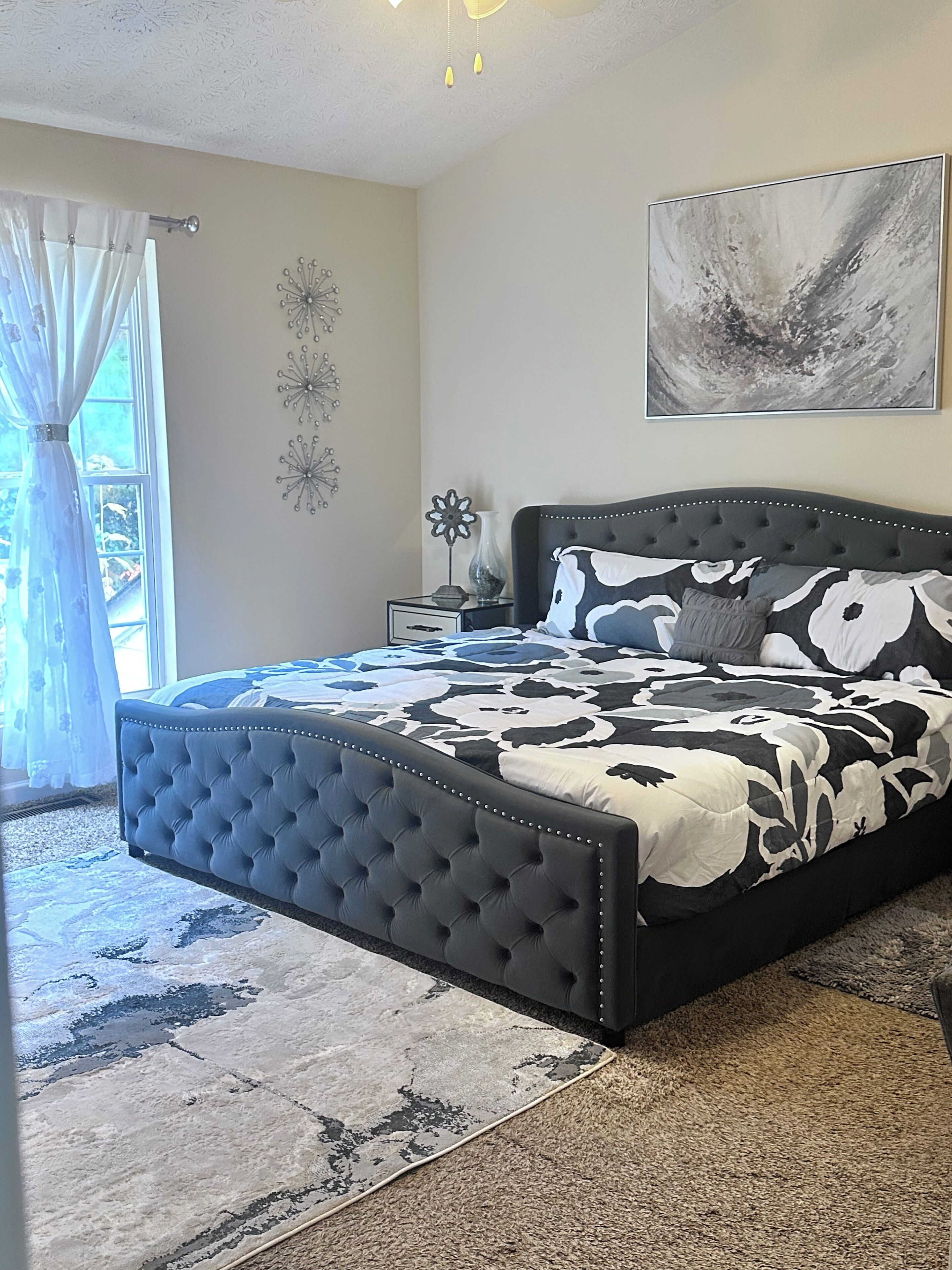 2 عدّة غرف نوم ومكواة/لوح كي وخدمة الإنترنت وملاءات أسرّة