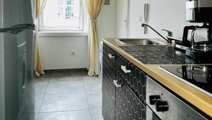 Basic-Apartment | Eigene Küche | Kühlschrank, Ofen, Herdplatte, Kochgeschirr/Geschirr/Besteck