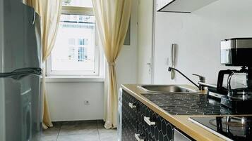 Basic Apartment | Private kitchen | Fridge, oven, stovetop, cookware/dishes/utensils