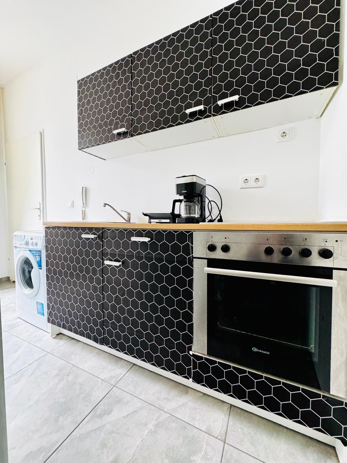 Basic Apartment | Private kitchen | Fridge, oven, stovetop, cookware/dishes/utensils