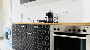 Basic Apartment | Private kitchen | Fridge, oven, stovetop, cookware/dishes/utensils