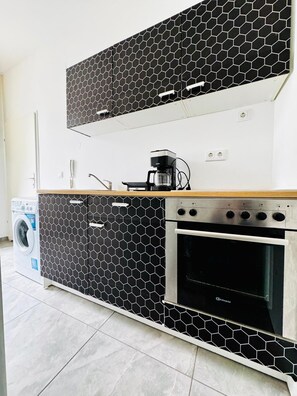 Basic-Apartment | Eigene Küche | Kühlschrank, Ofen, Herdplatte, Kochgeschirr/Geschirr/Besteck
