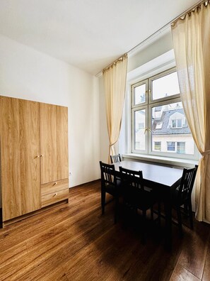 Iron/ironing board - Lovely Studio Close to Augarten (Vienna)