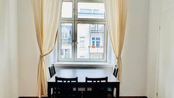 Eenvoudig appartement | Uitzicht vanuit de kamer