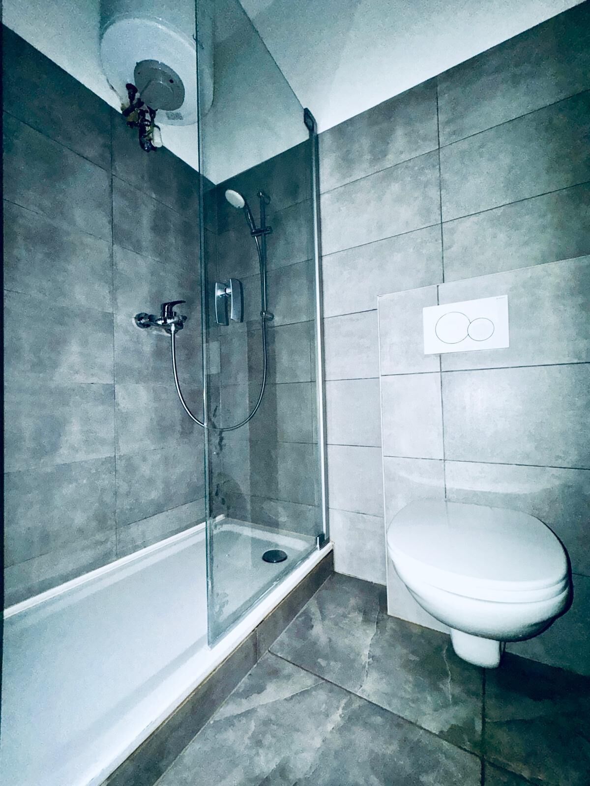 Apartamento básico | Banheiro | Chuveiro, produtos de toalete grátis, toalhas de banho, sabonete