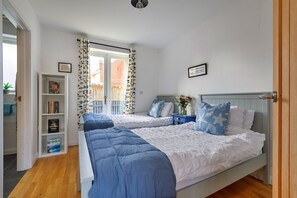 Desk, free WiFi, bed sheets - The Chapel (Hindolveston)
