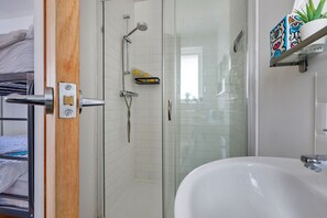 Shower, towels - The Chapel (Hindolveston)