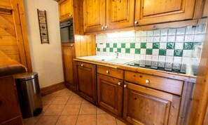 Een koelkast, een magnetron, een oven, een vaatwasser