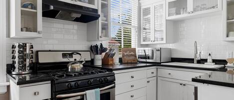 Kylskåp, mikrovågsugn, ugn och spishäll