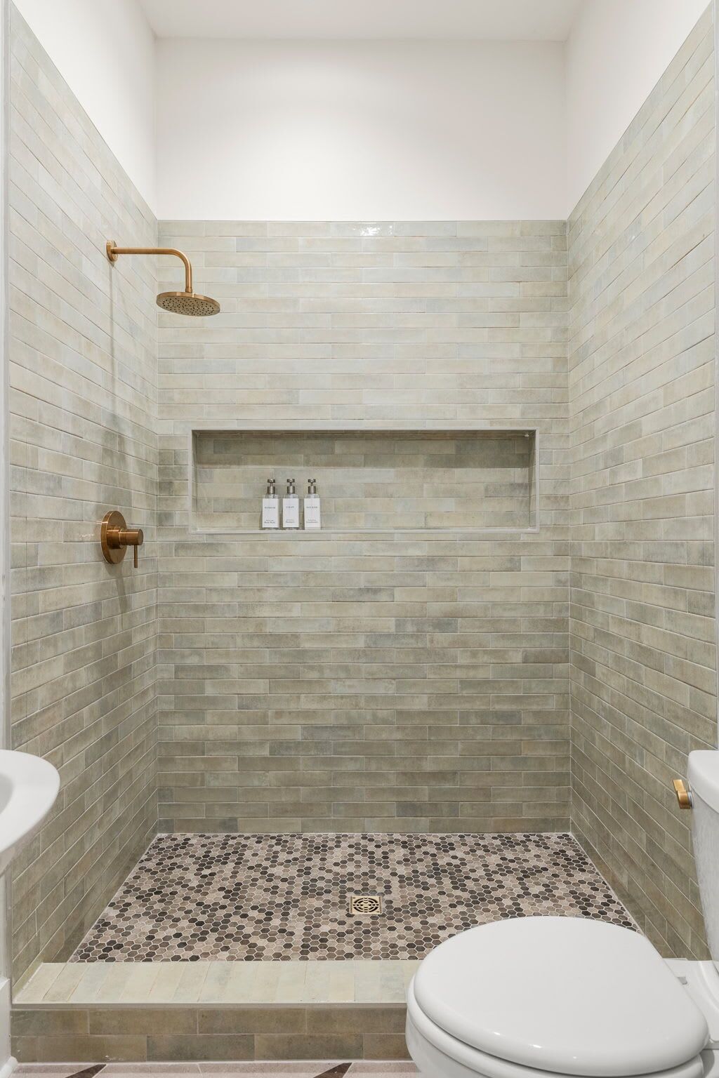 Douche, séchoir à cheveux, serviettes fournies, shampooing