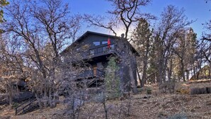 Exterior - Close to Bear Mountain Ski Resort, Golf Course and Zoo! PET FRIENDLY 🐾! Rock Fireplace! Mountain Views! (Big Bear City)