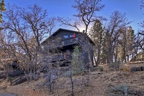 Exterior - Close to Bear Mountain Ski Resort, Golf Course and Zoo! PET FRIENDLY 🐾! Rock Fireplace! Mountain Views! (Big Bear City)