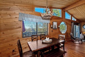 Dining - Close to Bear Mountain Ski Resort, Golf Course and Zoo! PET FRIENDLY 🐾! Rock Fireplace! Mountain Views! (Big Bear City)