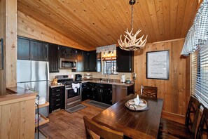Fridge, microwave, oven, dishwasher - Close to Bear Mountain Ski Resort, Golf Course and Zoo! PET FRIENDLY 🐾! Rock Fireplace! Mountain Views! (Big Bear City)
