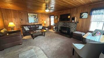 Televisión, chimenea y oficina