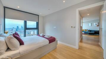 Caja de seguridad en la habitación y tabla de planchar con plancha