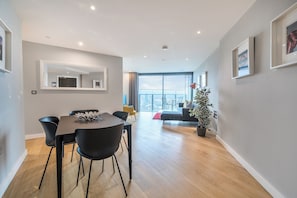 Apartamento, 2 quartos | Opções para refeição no quarto