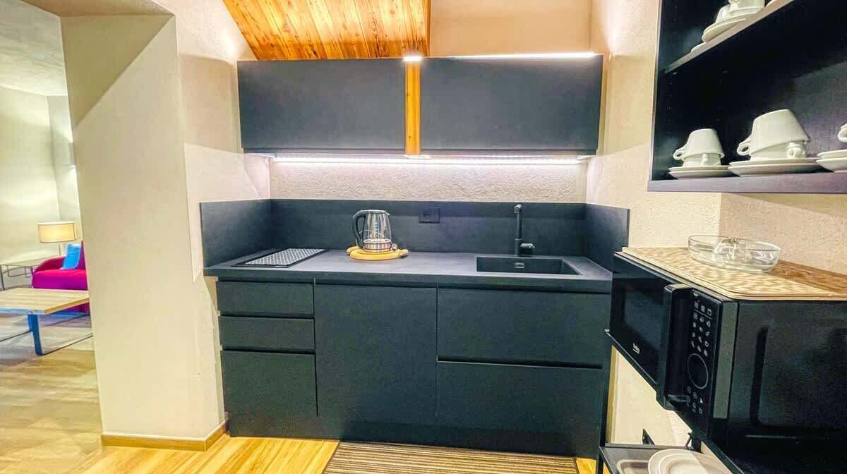 Réfrigérateur, micro-ondes, bouilloire électrique