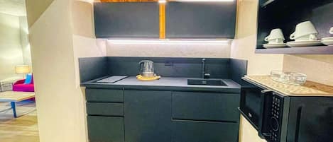 Réfrigérateur, micro-ondes, bouilloire électrique