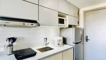 Signature Studio, Balcony, City View | Private kitchenette | Fridge, microwave, stovetop, electric kettle