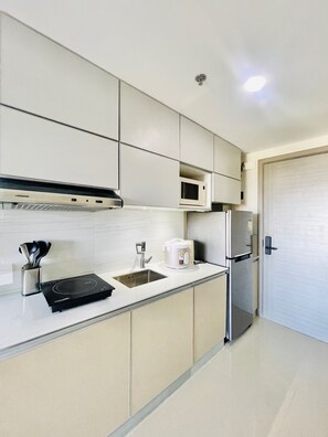 Signature studio, balkon, uitzicht op de stad | Privékitchenette | Een koelkast, een microgolfoven, een kookplaat, een waterkoker