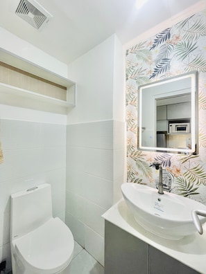 Signature Studio, Balcony, City View | Bathroom