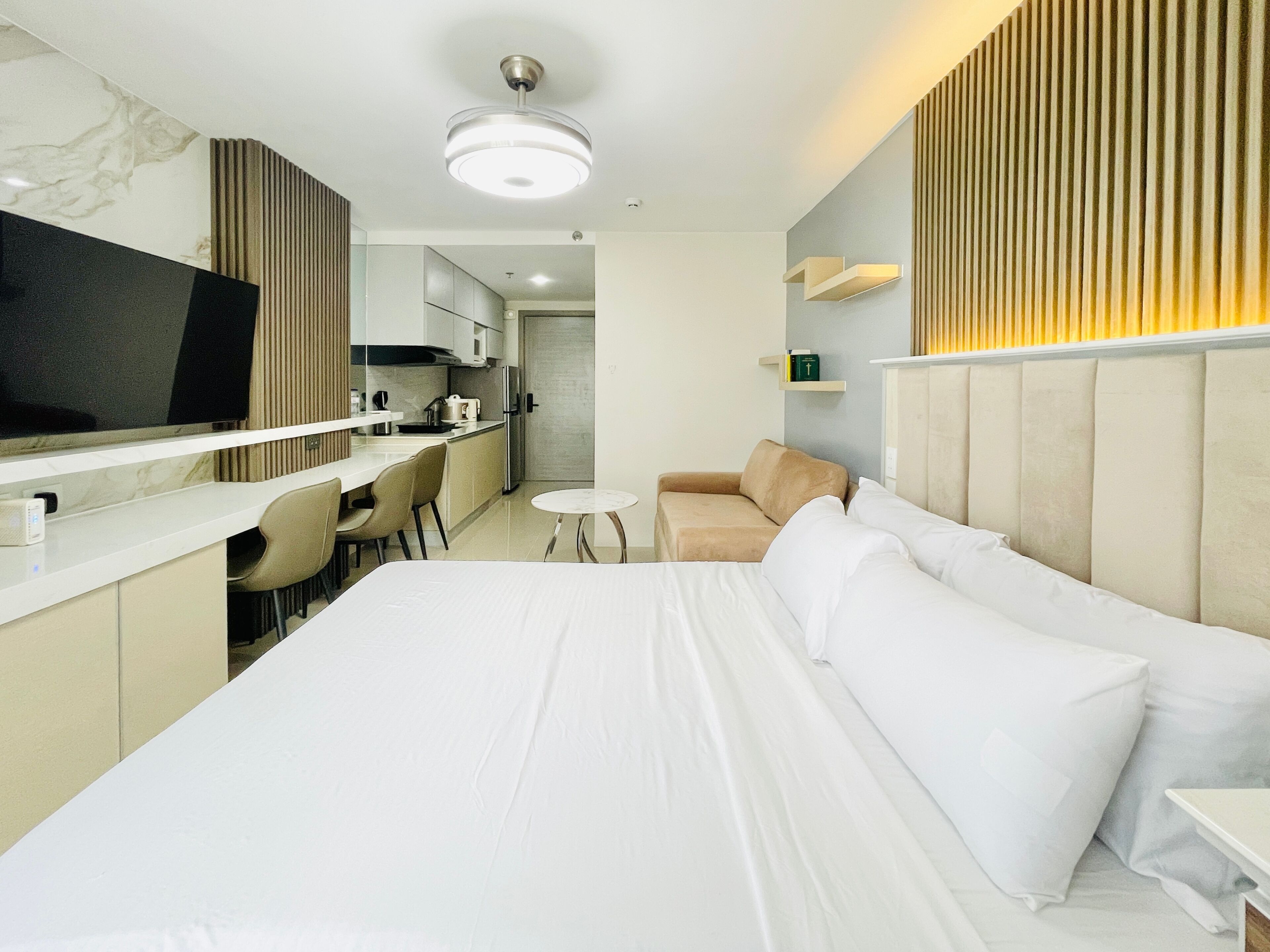 Signature Stüdyo, Balkon, Şehir Manzaralı | Oturma alanı | Dijital TV kanalları bulunan 32 inç akıllı televizyon 