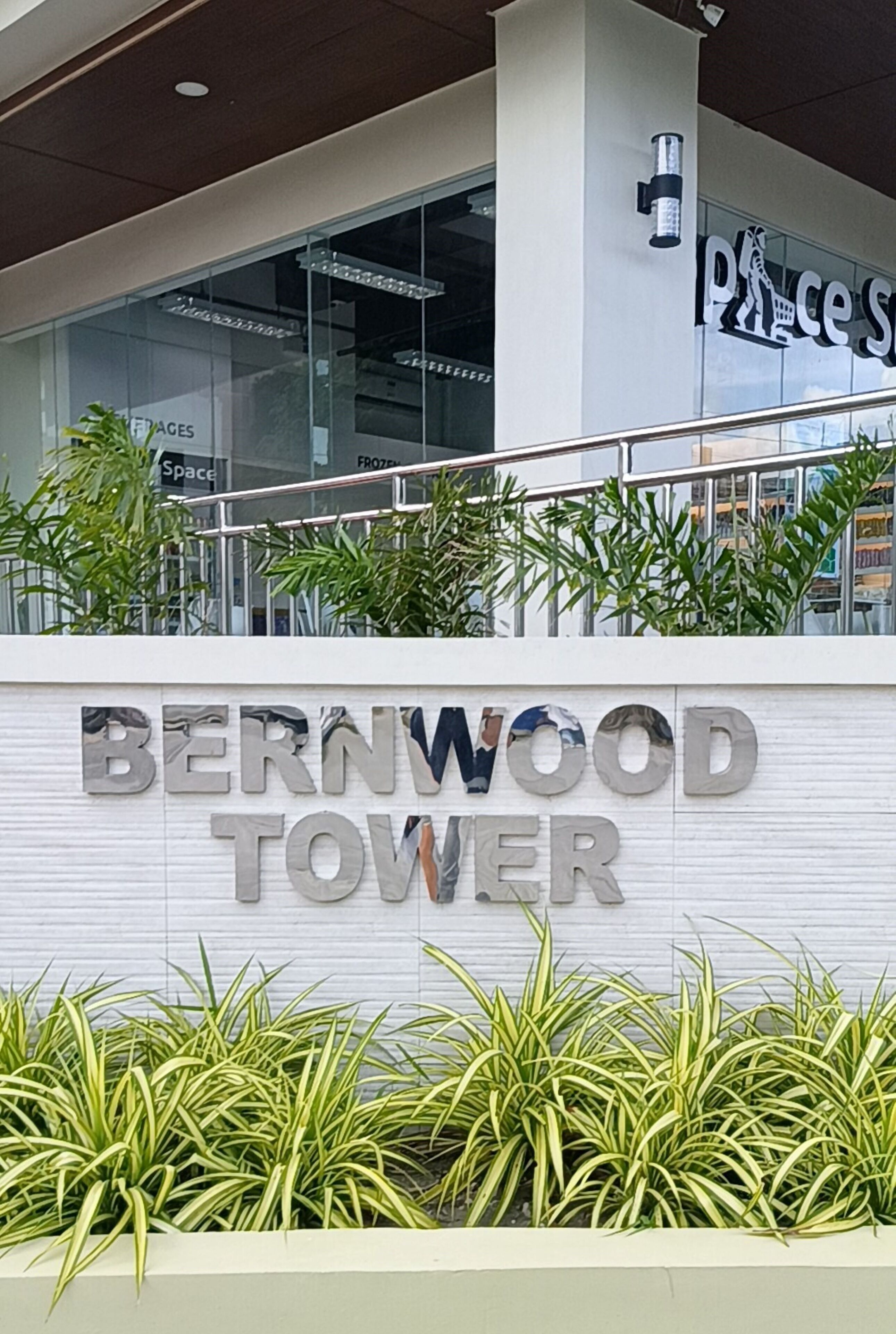 Vista frontal de la propiedad