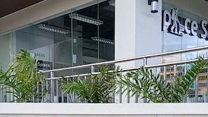 Une enseigne pour la tour Bernwood, avec un design moderne et une façade en verre.