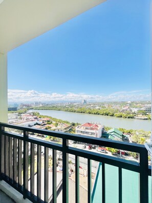 Signature studio, balkon, uitzicht op de stad | Balkon