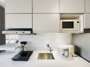 Signature Studio, Balcony, City View | Private kitchenette | Fridge, microwave, stovetop, electric kettle - Bernwood Tower (Iloilo)