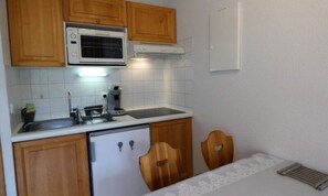 Fridge, oven, coffee/tea maker, electric kettle - Renovated Studio - 4 People - 22m2 - LES Loges B (Le Grand-Bornand)