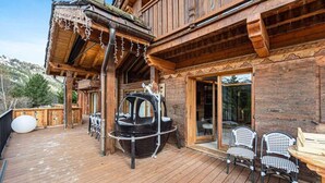 Outdoor dining - Chalet in Meribel With Spa & Ski Access (Les Allues)