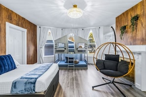 6 chambres, bureau, fer et planche à repasser, lit de bébé portatif