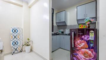 Dobbelt- eller tomannsrom – deluxe, balkong, byutsikt | Eget kjøkken | Kjøleskap og kjøkkenutstyr