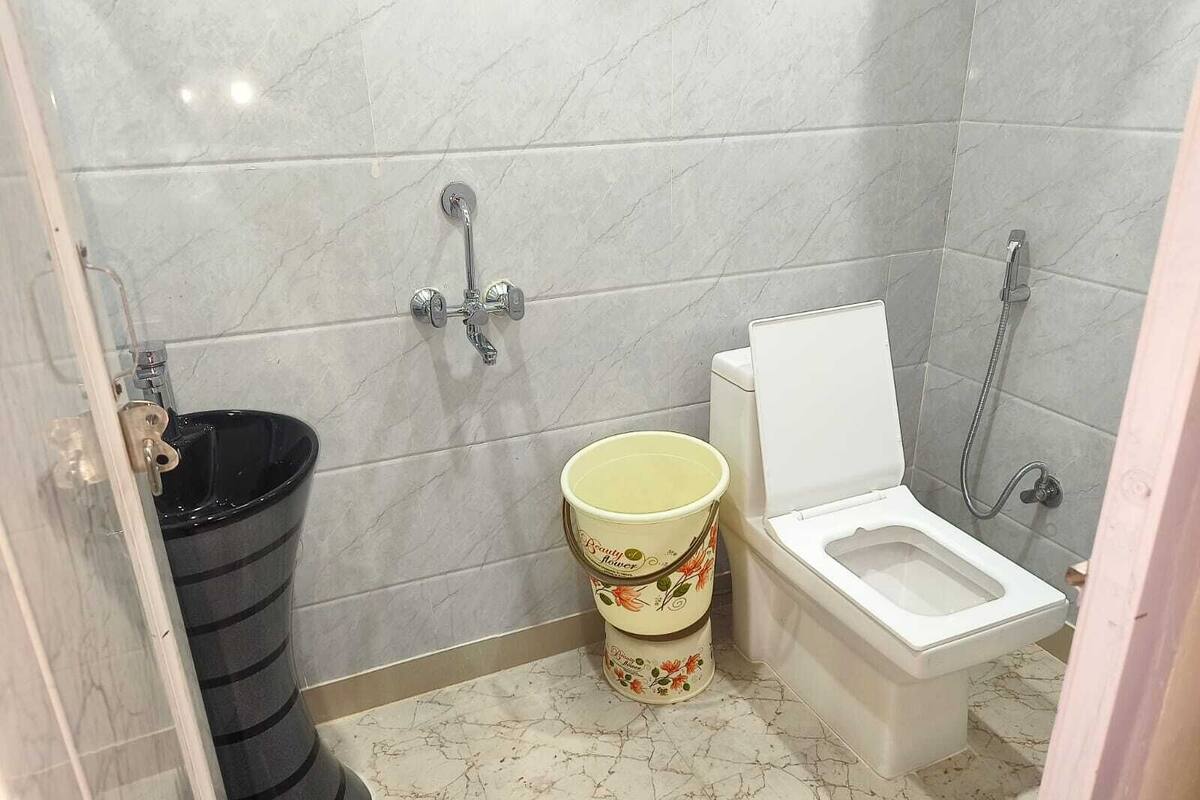 Douche, articles de toilette gratuits, serviettes fournies, savon