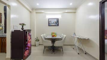 Deluxe kamer, 1 twee- of 2 eenpersoonsbedden, balkon, uitzicht op de stad | Woonruimte