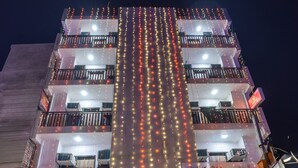 A building with balconies and a sign for "The King Residency - A/C Rooms Available". - The King Residency (New Delhi)