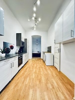 Apartamento básico | Cozinha privada | Geladeira, micro-ondas, fogão, cooktop