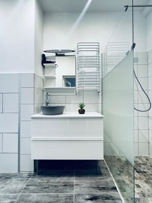 Basic-Apartment | Badezimmer | Dusche, kostenlose Toilettenartikel, Haartrockner, Handtücher