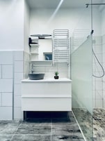 Basic-Apartment | Badezimmer | Dusche, kostenlose Toilettenartikel, Haartrockner, Handtücher