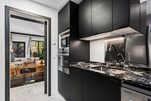 Fridge, microwave, oven, stovetop - Family Home with Shared Pool, Wi-Fi, and Air Conditioning (San Roque)